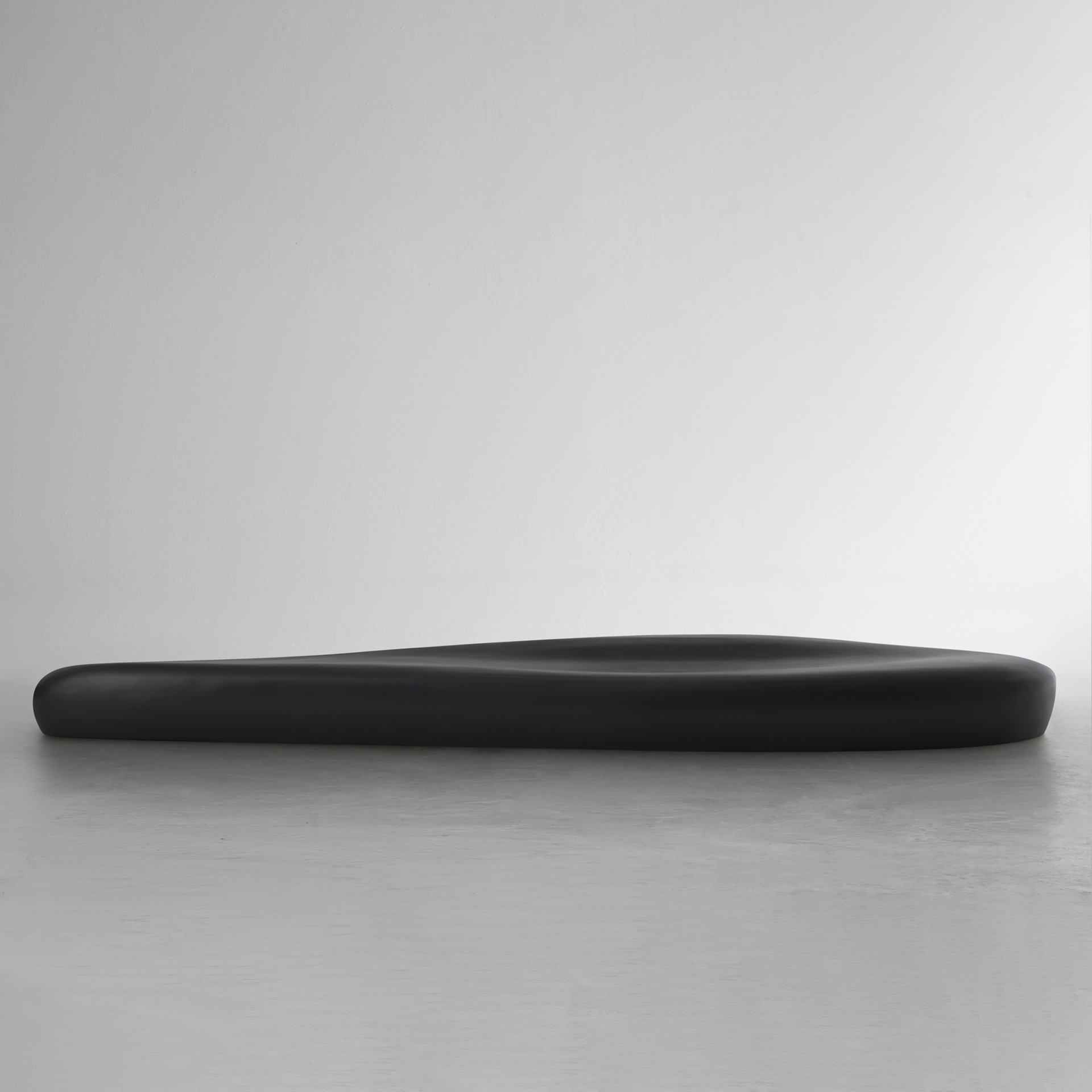 imperfecttolab-ciottolo-1-fauteuil-galet-sculptural-blanc image 4