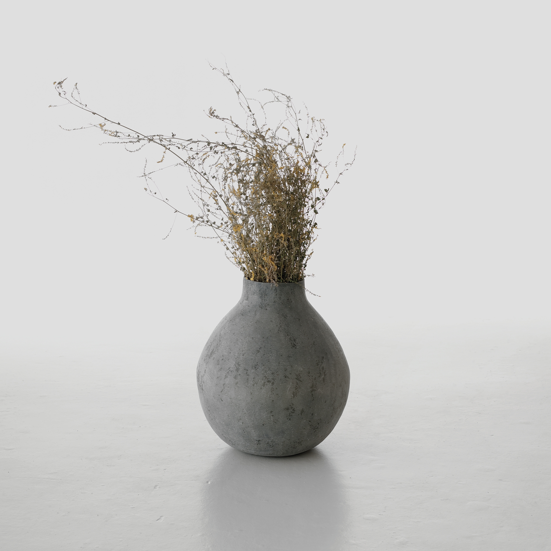 imperfecttolab-bulbo-vase-en-fibre-de-verre-forme-bulbe image 3