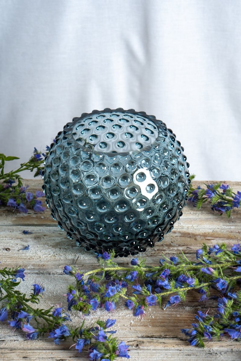 klimchi-hobnail-vase-rond-misty-blue-vase-verre-bleu image 2