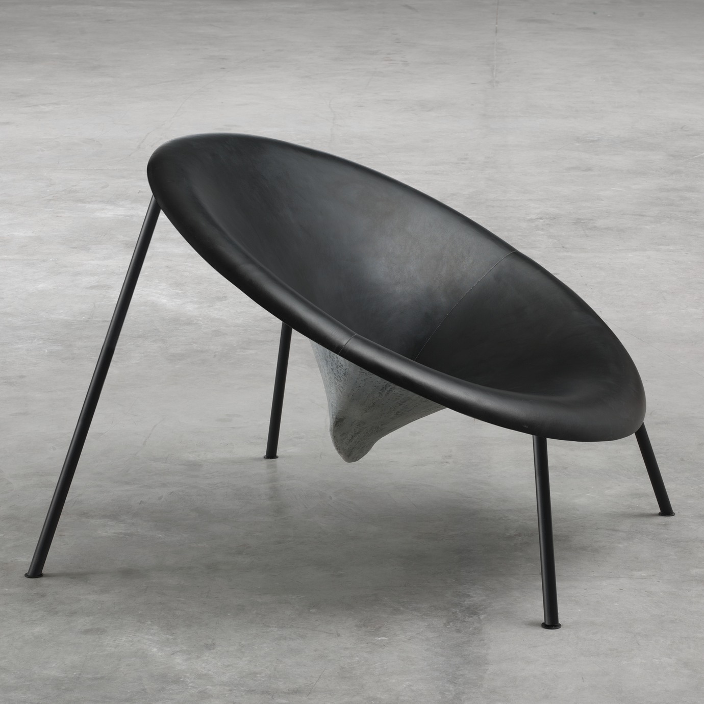 imperfecttolab-puka-fauteuil-fibre-de-verre-assise-ronde image 1