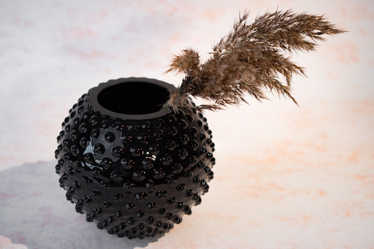 klimchi-hobnail-black-vase-rond-verre-noir-souffl image 3