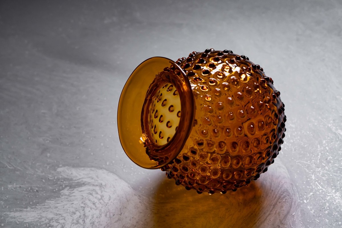 klimchi-hobnail-amber-vase-col-ambre-petit-verre image 3