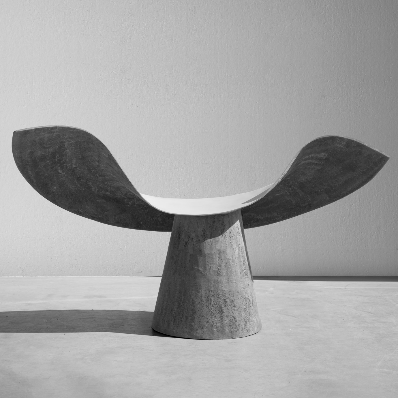 imperfecttolab-flow-fauteuil-sculptural-lignes-sinueuses image 4