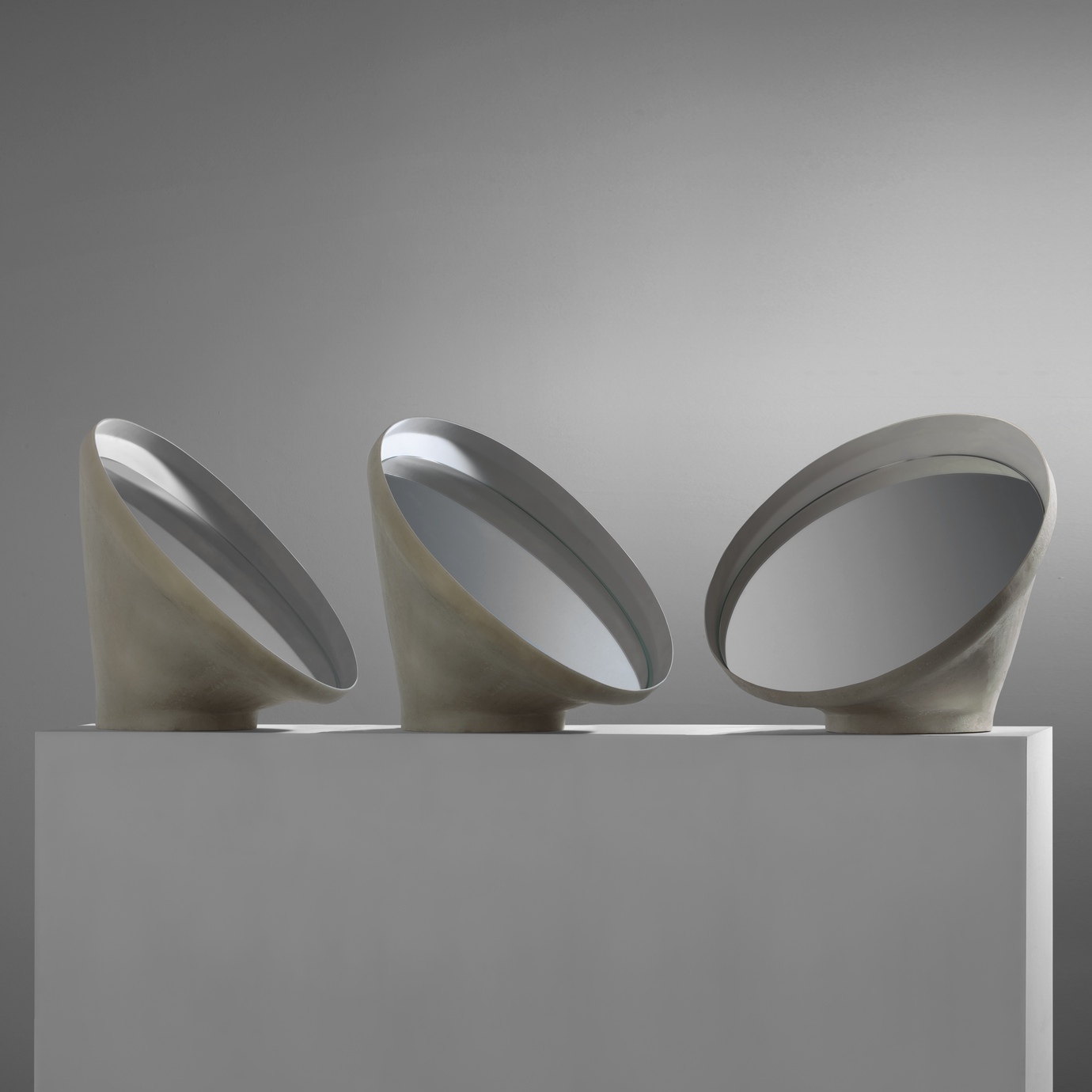 imperfecttolab-introverso-miroir-mural-poser-design image 2