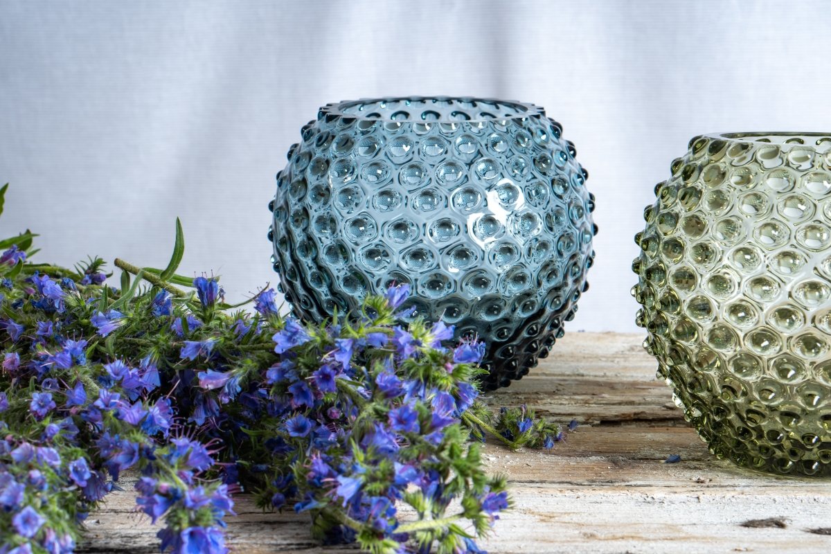 klimchi-hobnail-vase-rond-misty-blue-vase-verre-bleu image 3