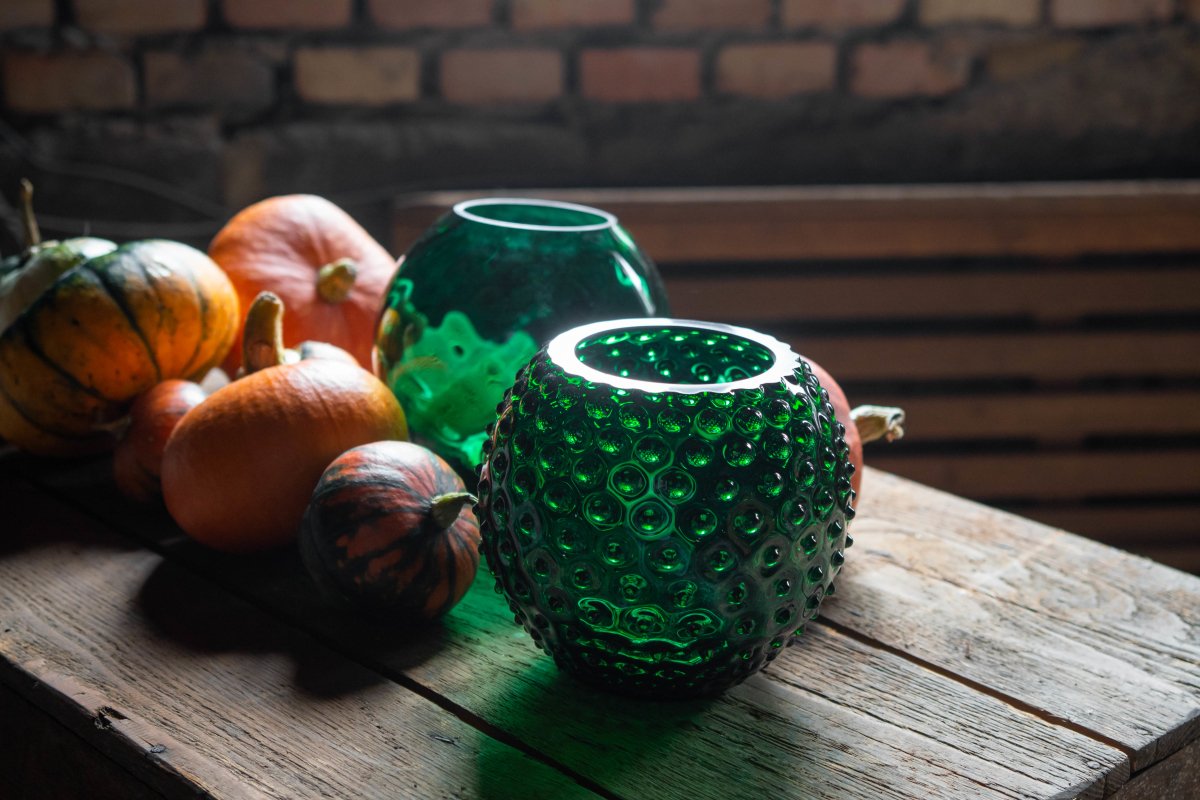 klimchi-hobnail-dark-green-vase-verre-vert-fonc image 3