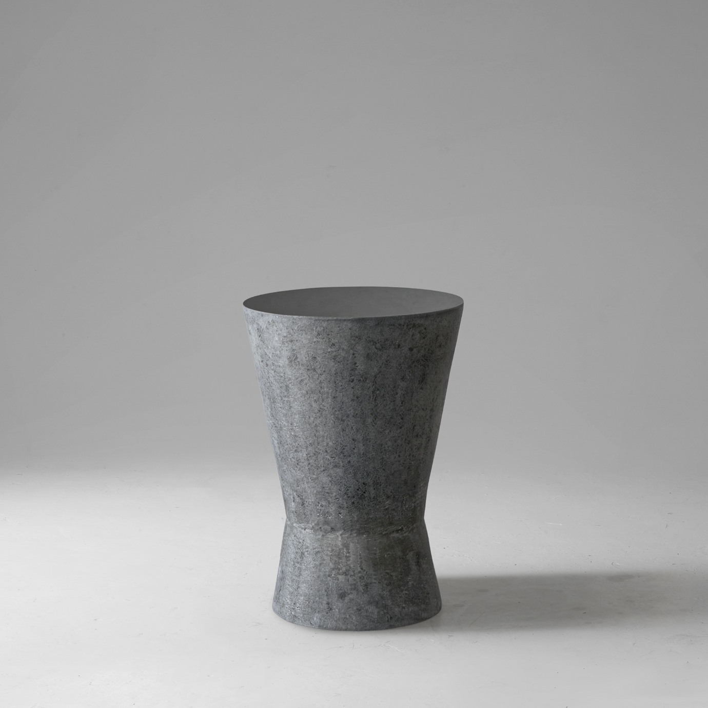 imperfecttolab-n-table-d-appoint-plateau-laqu-blanc image 1