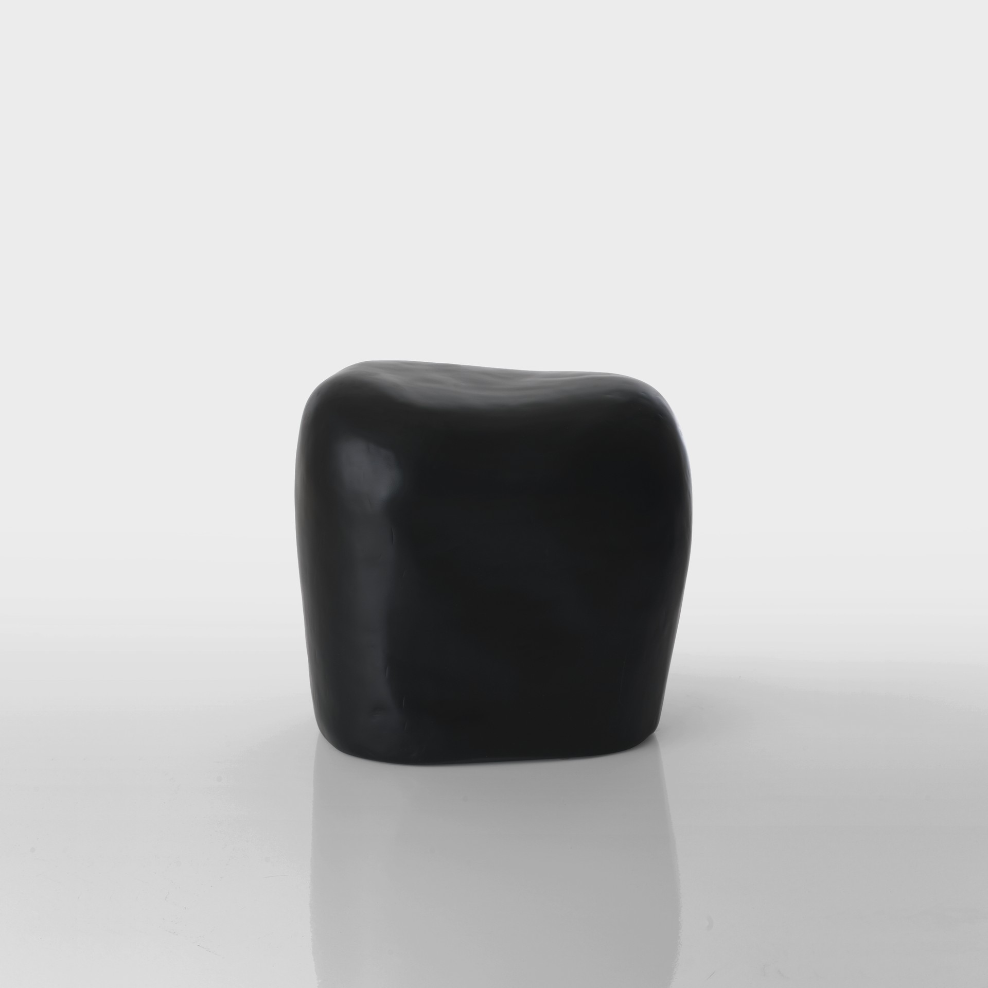 imperfecttolab-ciottolo-chaise-galet-fibre-de-verre image 2