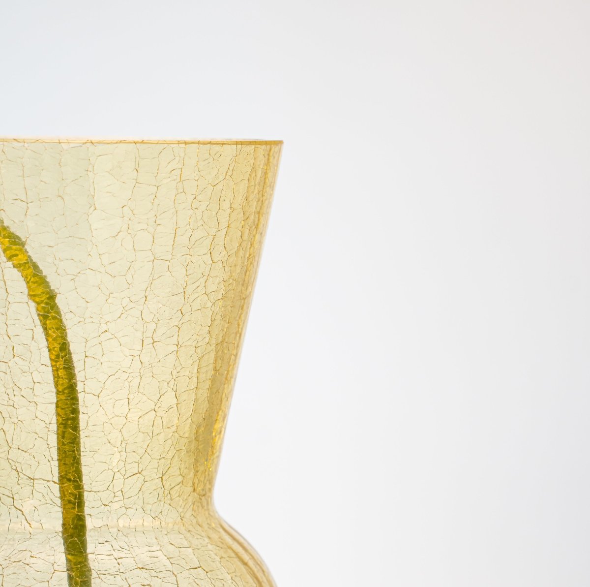 klimchi-felicity-vase-en-verre-jaune-buttercup-craquel-fait-main image 3