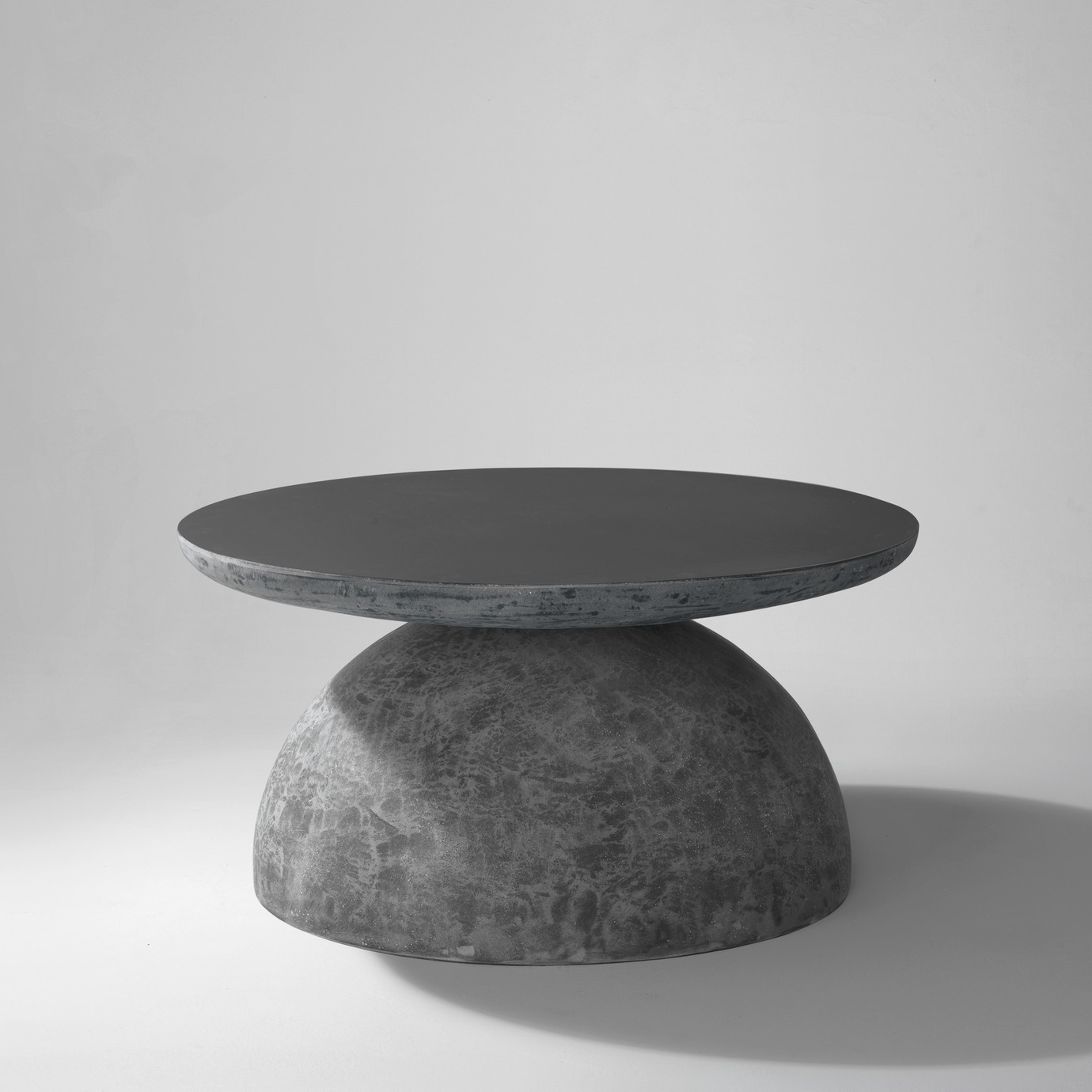 imperfecttolab-isola-table-basse-ronde-base-h-misph-rique image 2
