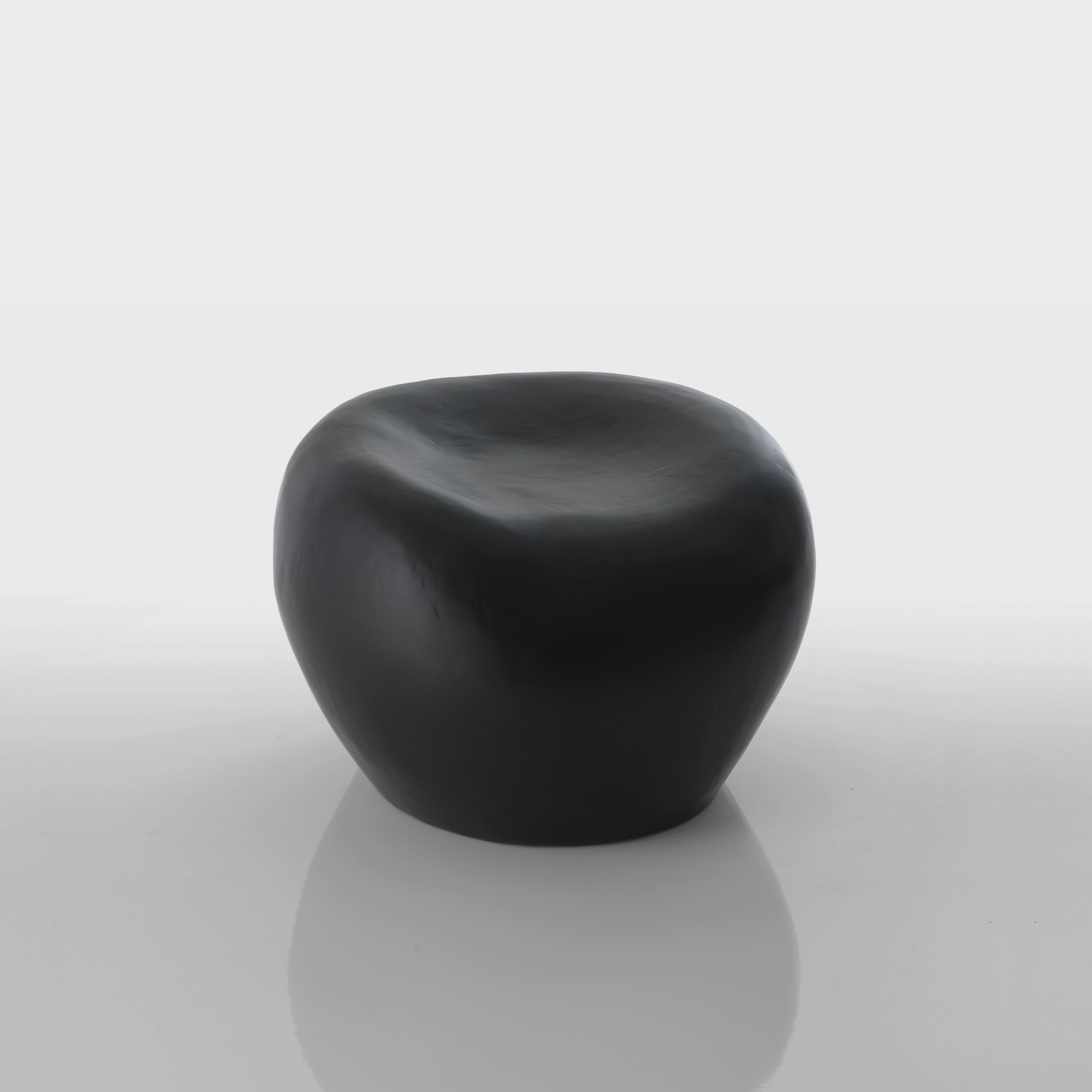 imperfecttolab-ciottolo-chaise-galet-fibre-de-verre image 1