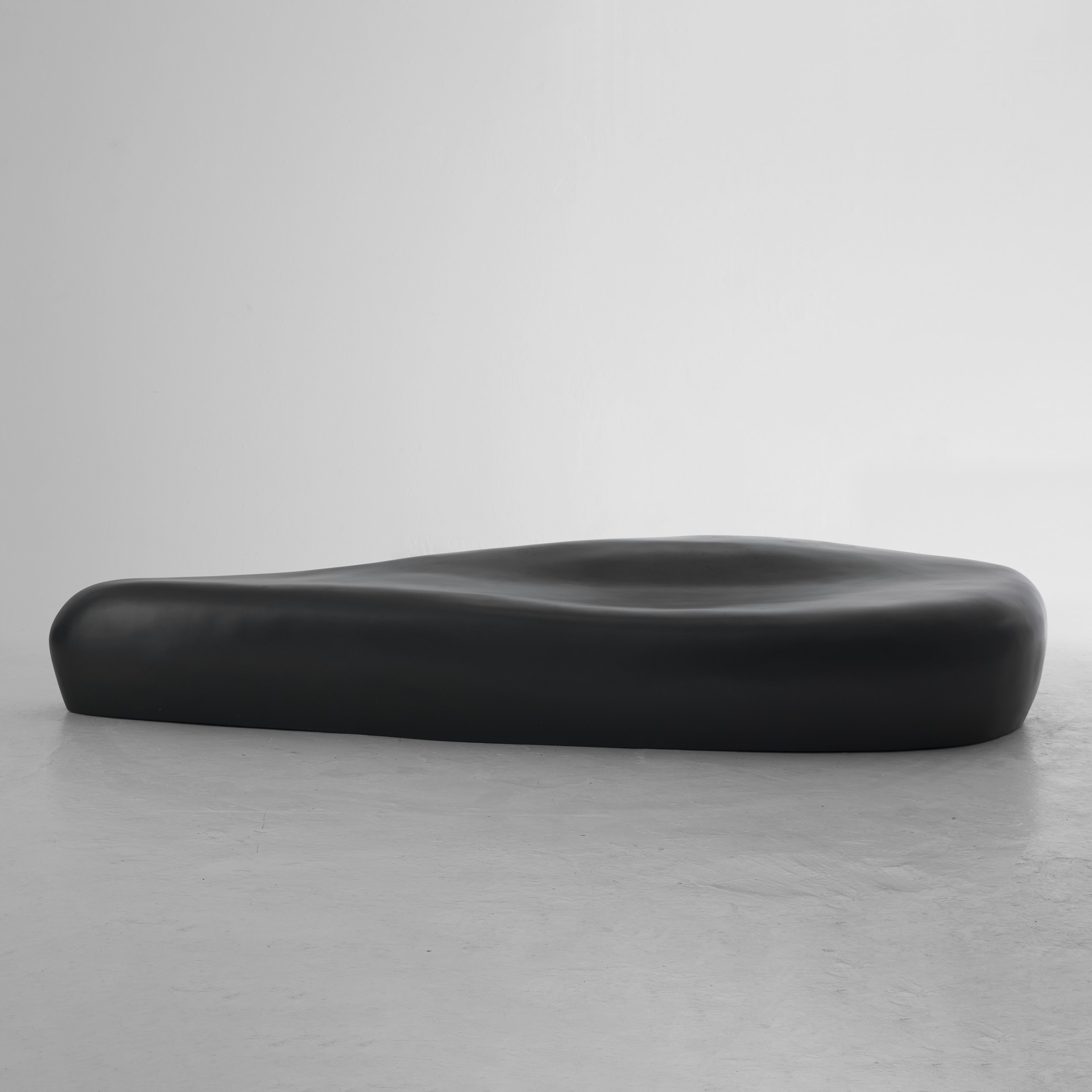 imperfecttolab-ciottolo-1-fauteuil-galet-sculptural-blanc image 1