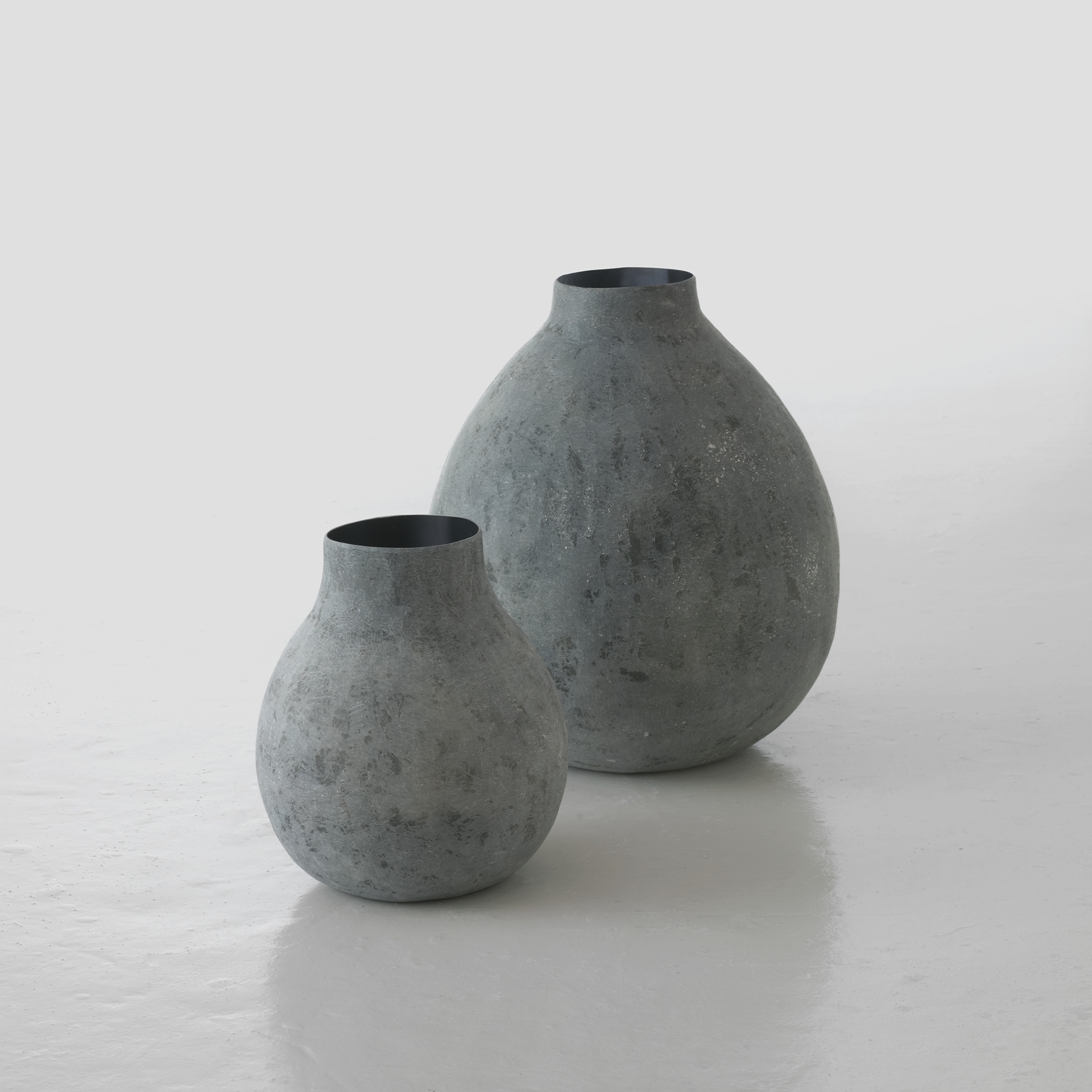 imperfecttolab-bulbo-vase-en-fibre-de-verre-forme-bulbe image 1