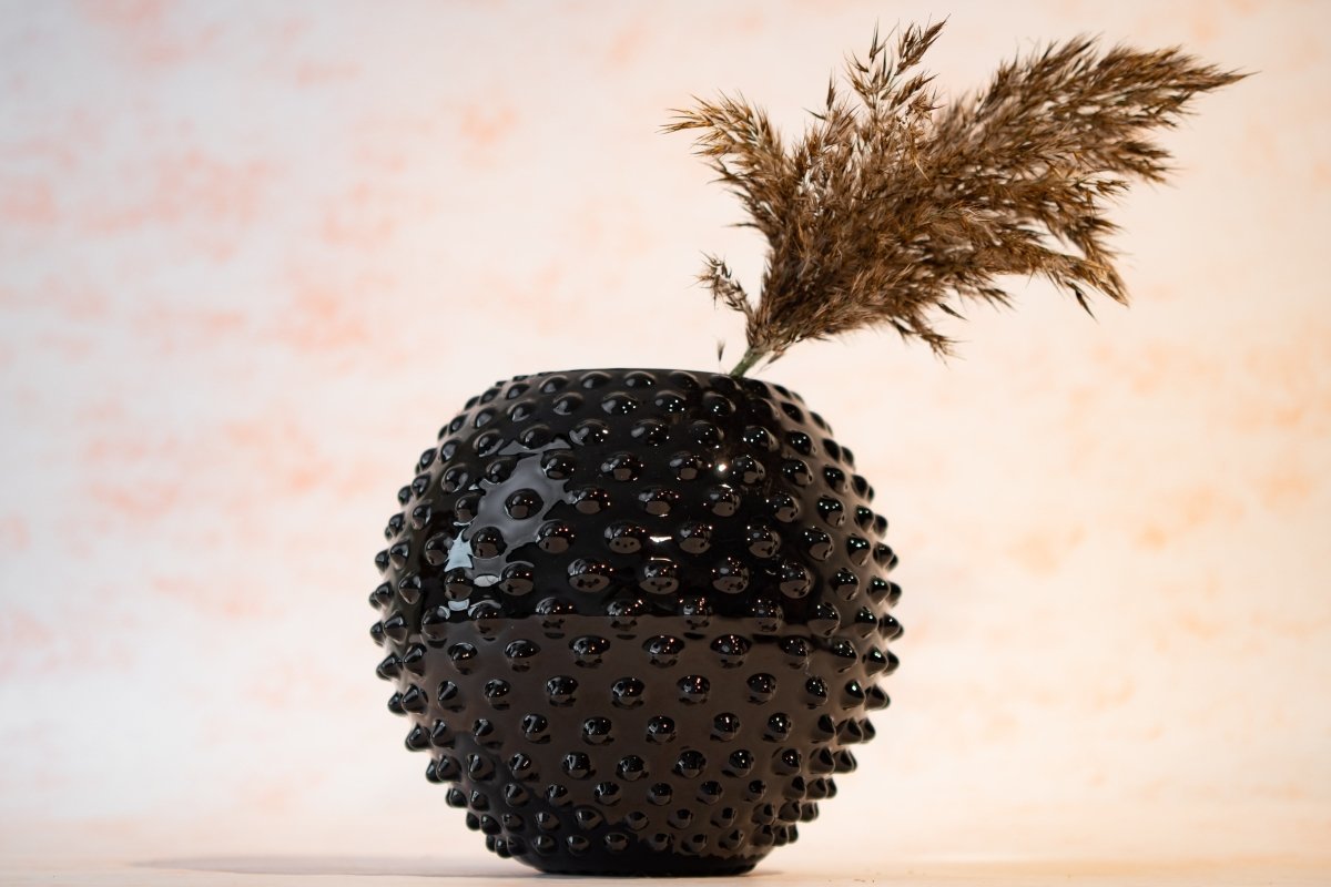 klimchi-hobnail-black-vase-rond-verre-noir-souffl image 4