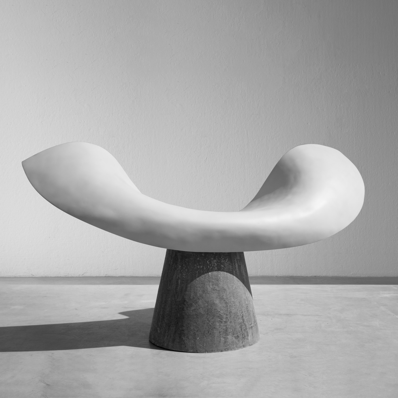 imperfecttolab-flow-fauteuil-sculptural-lignes-sinueuses image 3
