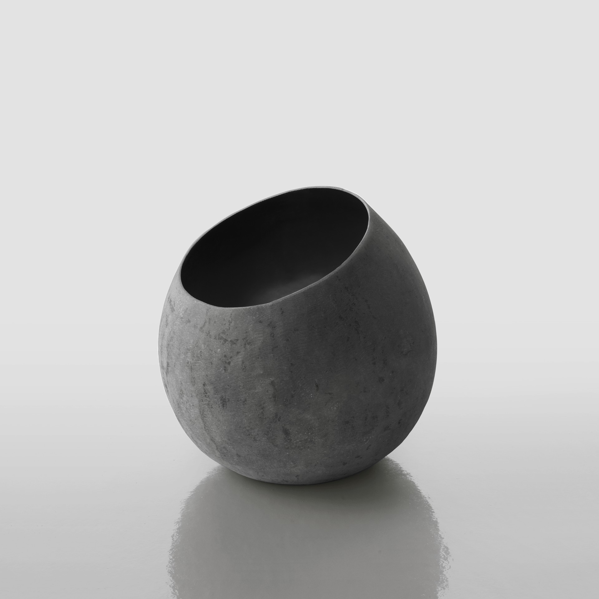 imperfecttolab-accessories-alma-vase-sph-re-oblique image 1
