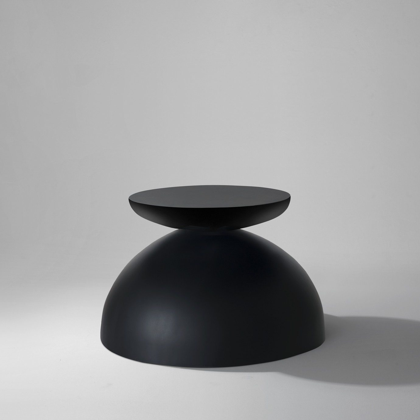 imperfecttolab-isola-table-basse-ronde-base-h-misph-rique image 3