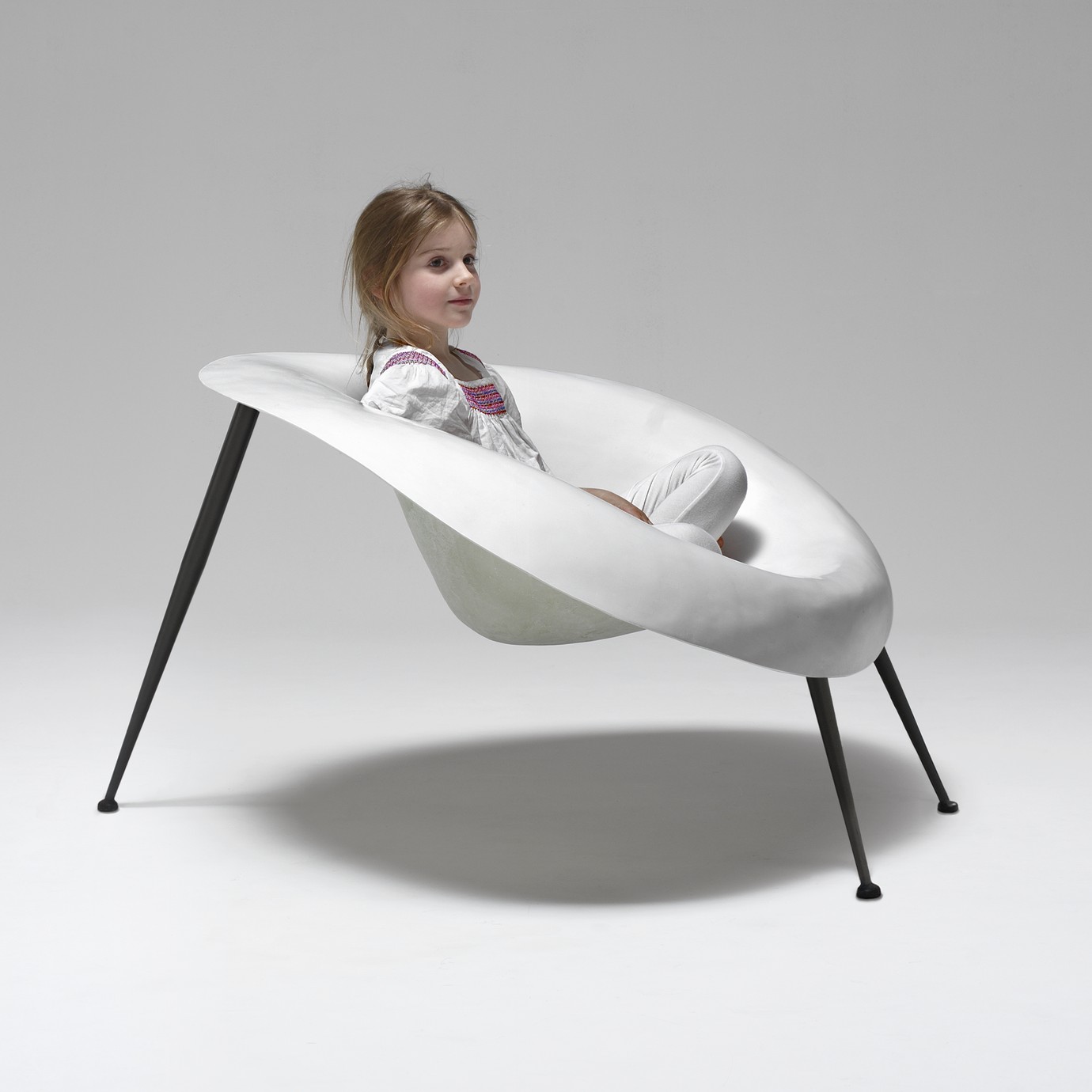 imperfecttolab-nido-fauteuil-cocon-enveloppant-noir image 5