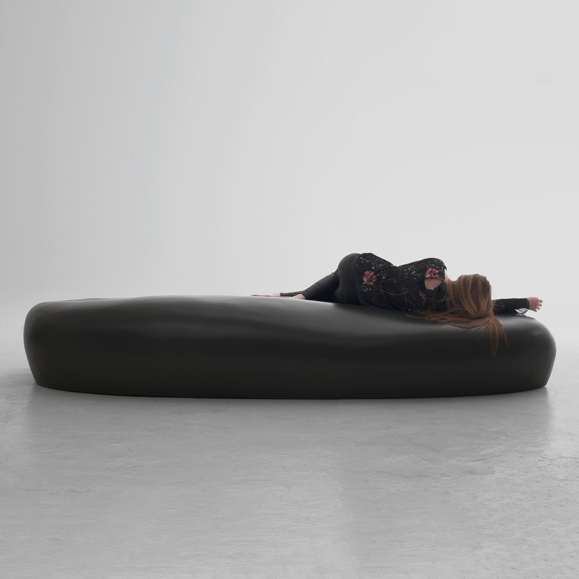 imperfecttolab-ciottolo-1-fauteuil-galet-sculptural-blanc image 2