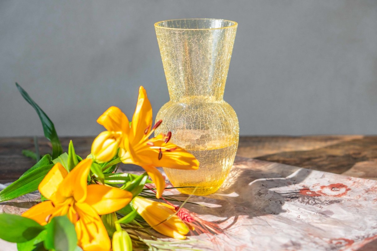 klimchi-felicity-vase-en-verre-jaune-buttercup-craquel-fait-main image 4